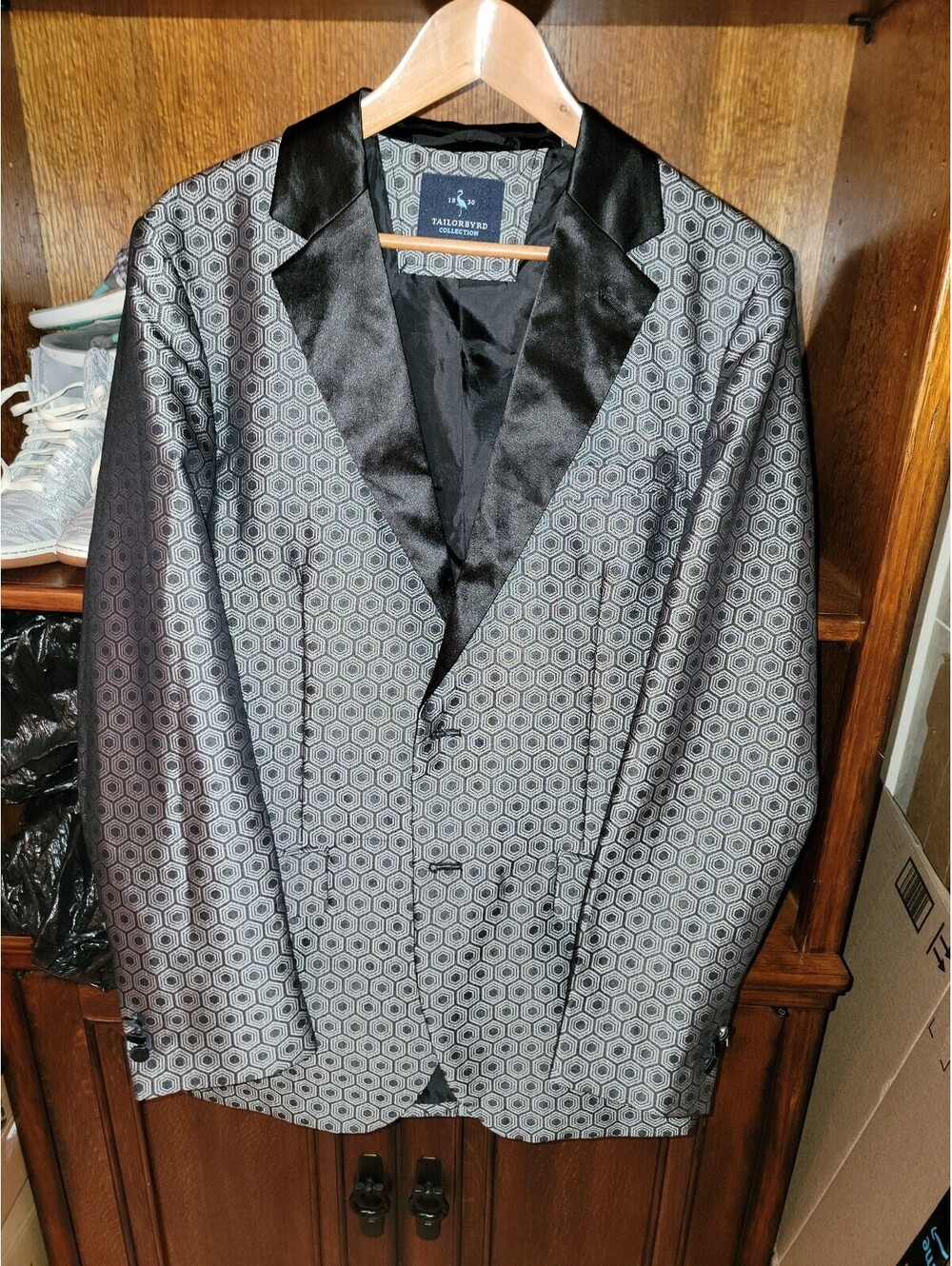 Tailorbyrd Collection Men's Black and Gray Patterned Suit Jacket Satin Lapels